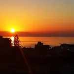 Stunning Sea View 2-bedroom Near フエンヒロラ